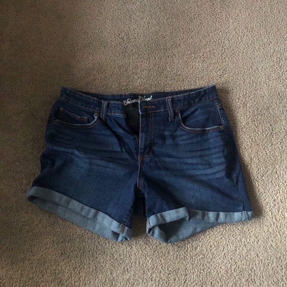 Universal Thread mid rise boyfriend short